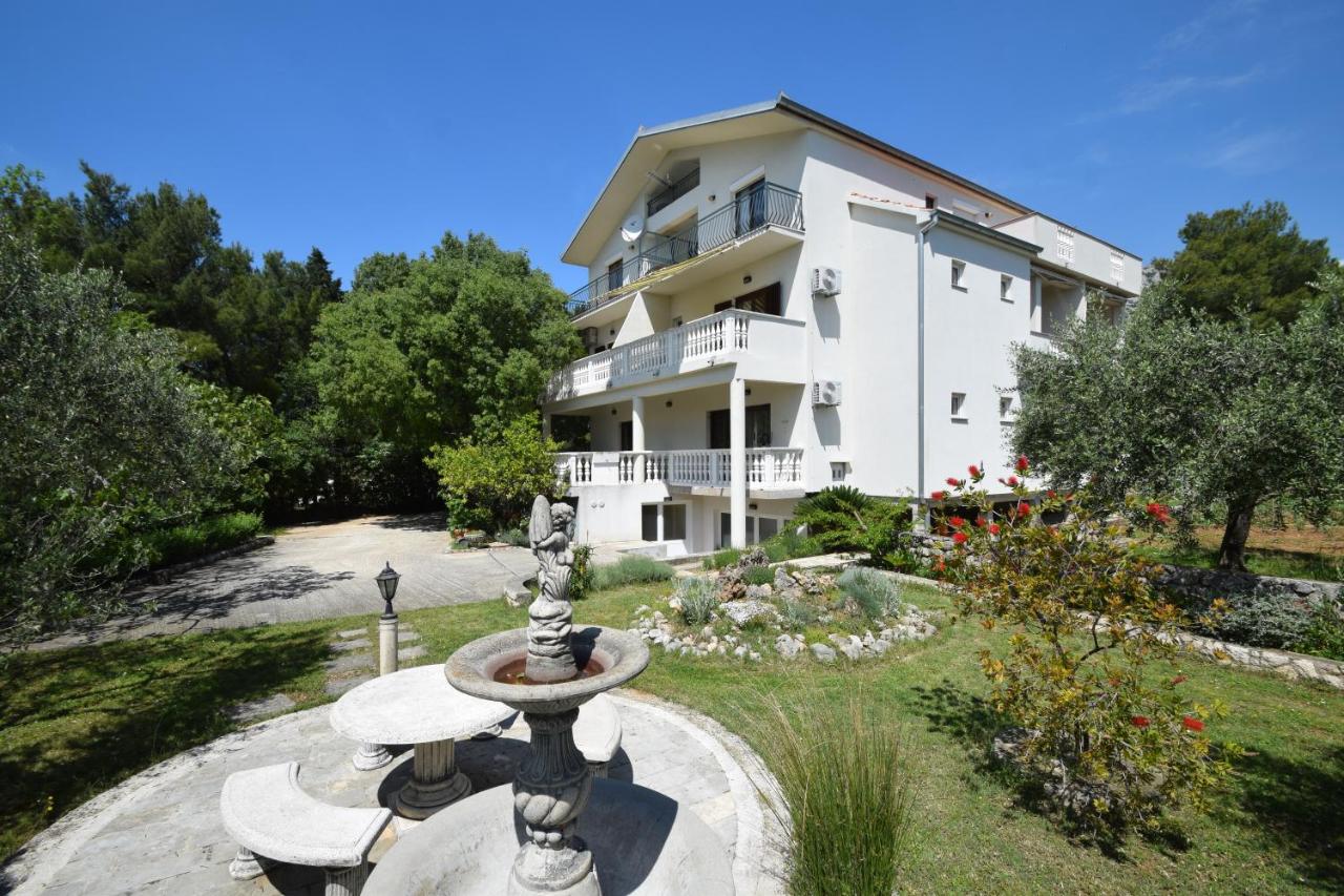 Apartments Nina - Bed and Breakfast Starigrad