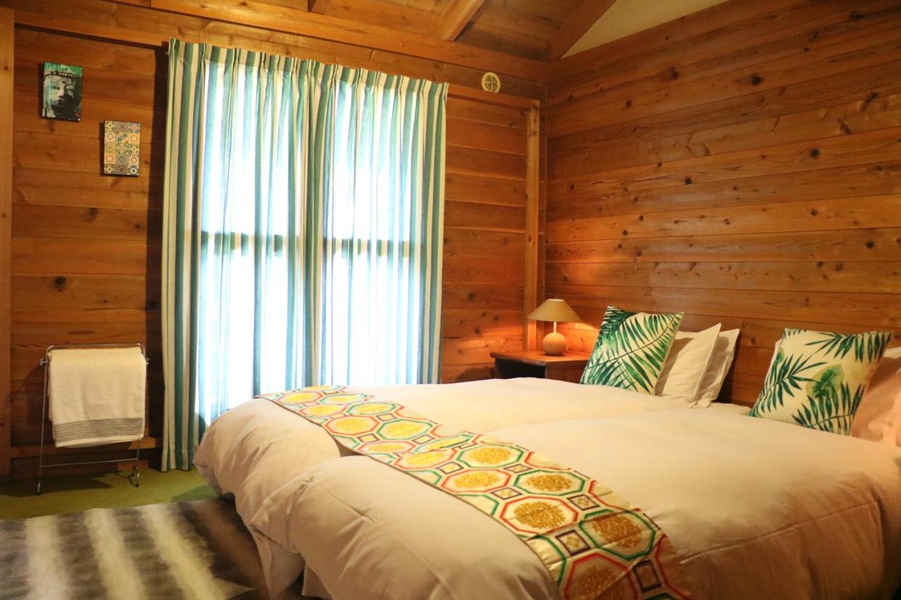 Chambre Double ou Lits Jumeaux avec Salle de Bains Commune