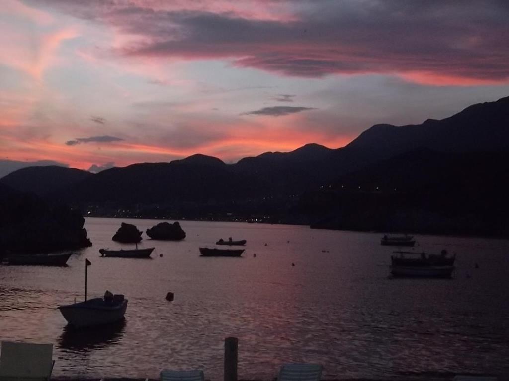 Przno apartment - Bed and Breakfast Sveti Stefan