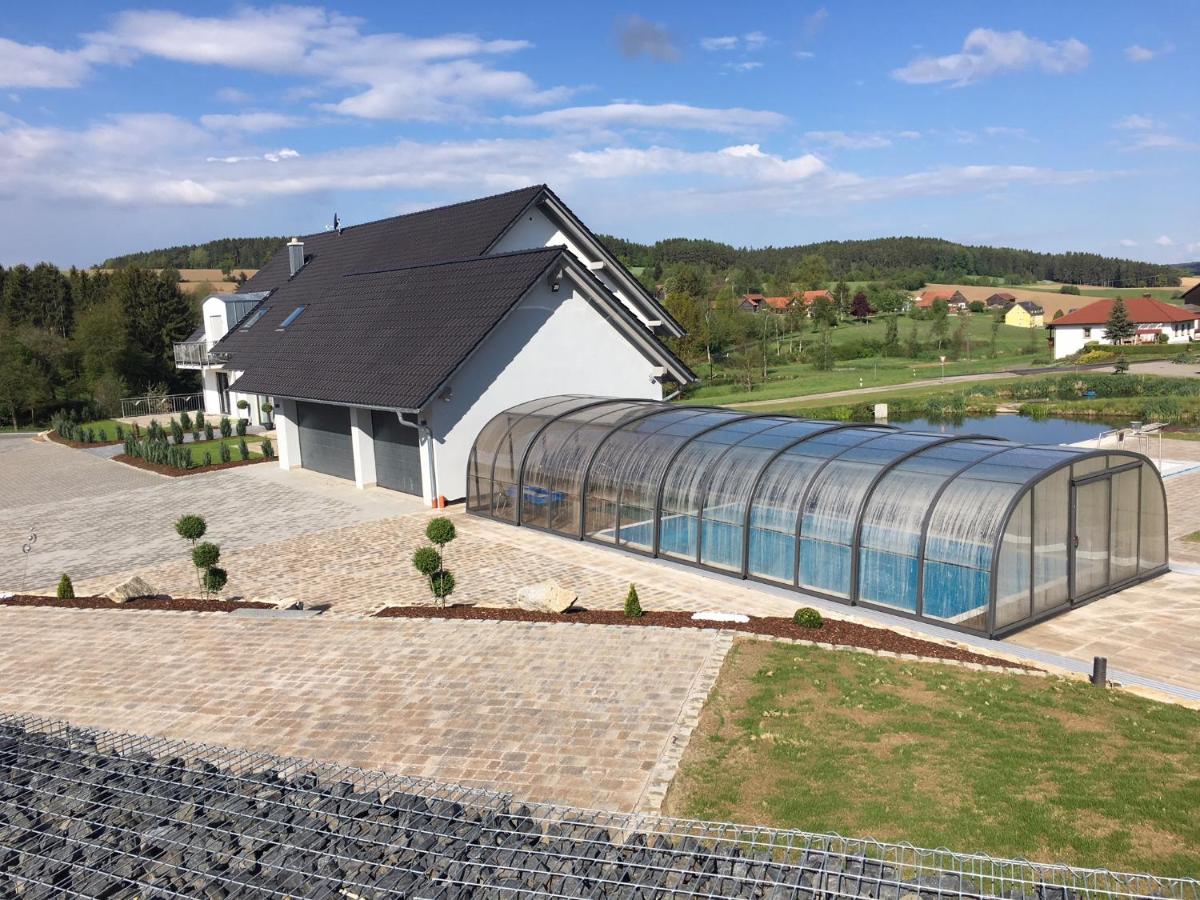 Landhaus Ferienwohnungen mit Pool und Wellness - B&B Neukirchen-Balbini