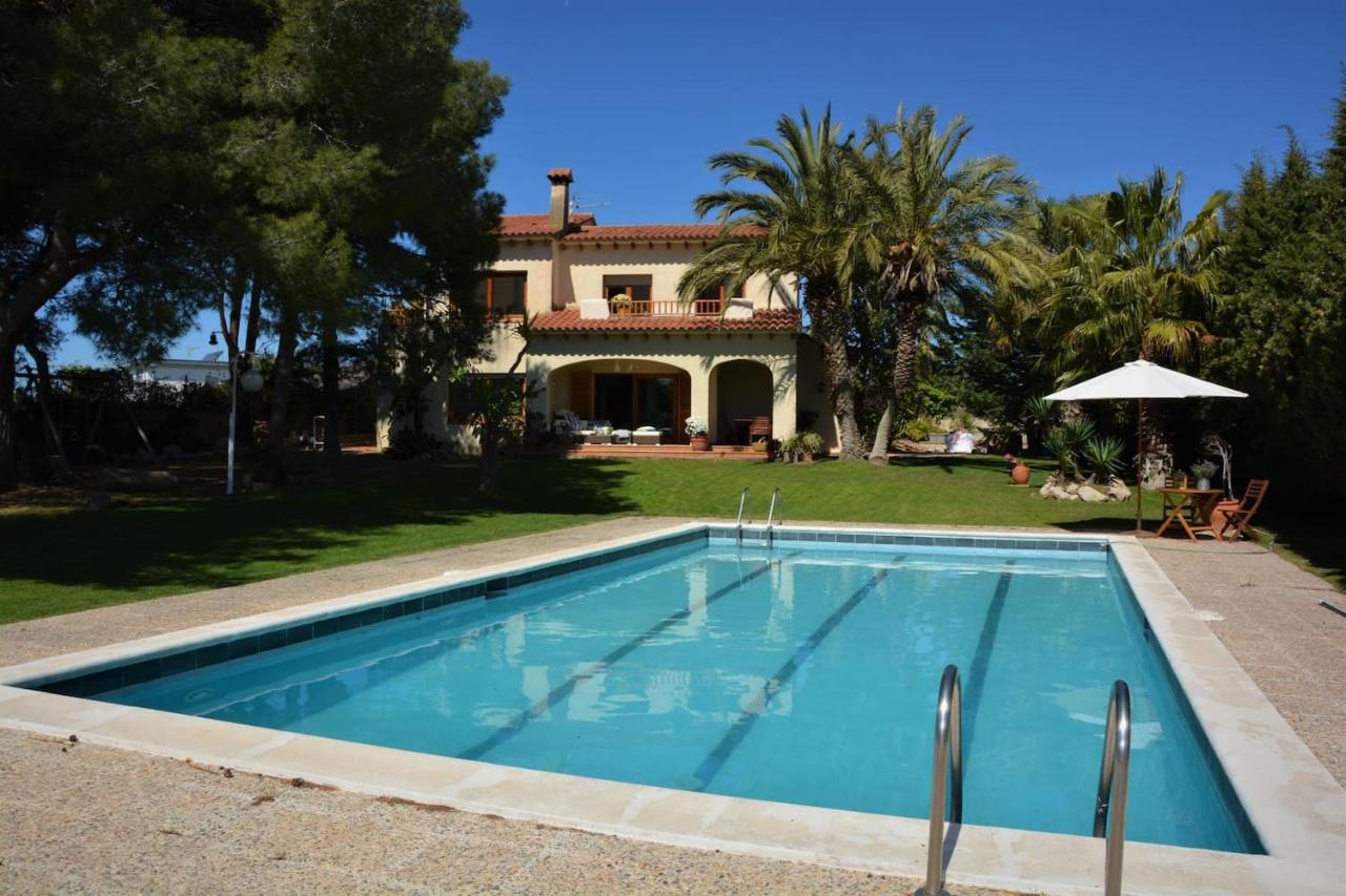 Villa Sitges Colibri at 10 min Walk Beaches - Center City Amaizing Garden Pool XXL Private Tenis Piste - Bed and Breakfast