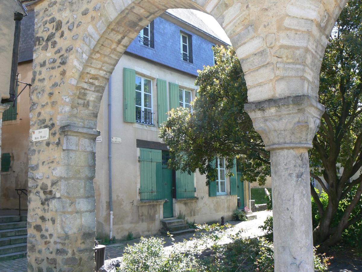 Logis LouisBlanc, Muraille Romaine, lit Queen-Size, Centre Ville - Bed and Breakfast