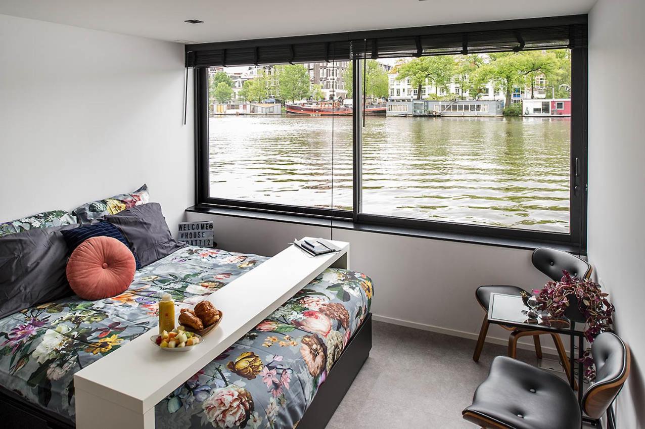 B&B Amsterdam - Houseboat Amsterdam - Room with a view - Bed and Breakfast Amsterdam