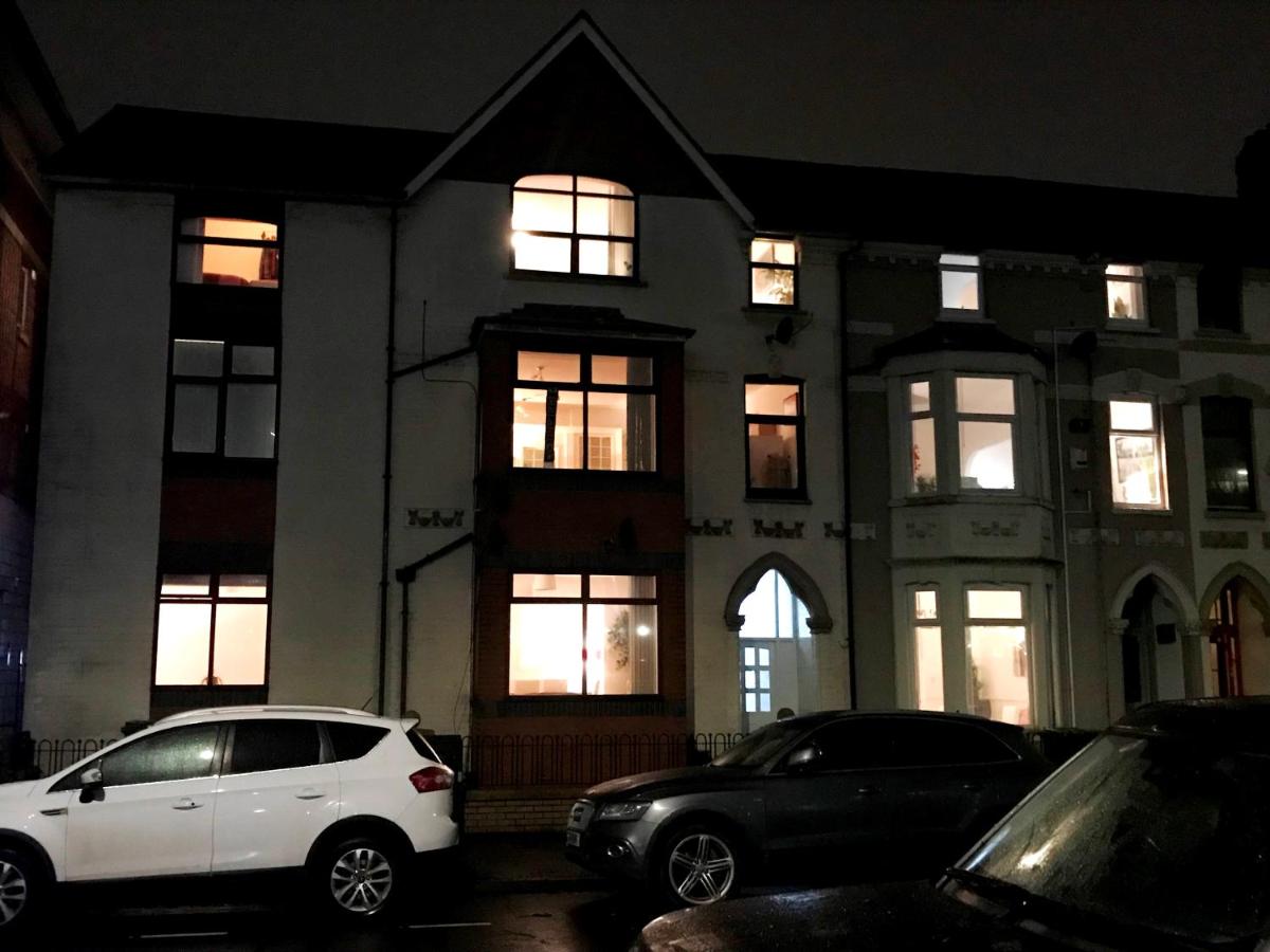 1 Fitzhamon Embankment APARTMENTS opposite Principality Stadium - LONG STAY OFFER - B&B