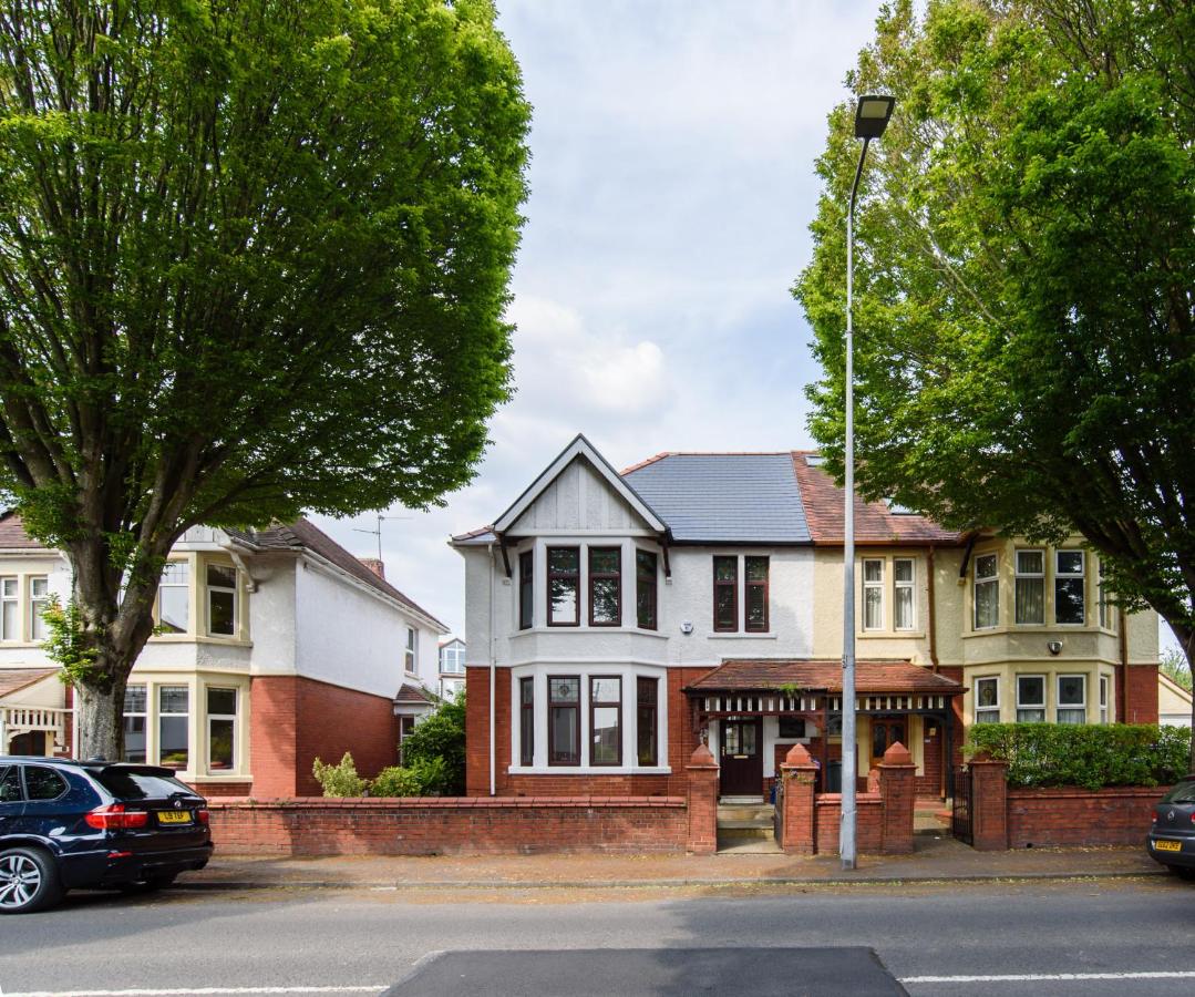 City Retreat, Spacious 4 Bed House, Games Room, Parking, Hot Tub & BBQ - B&B