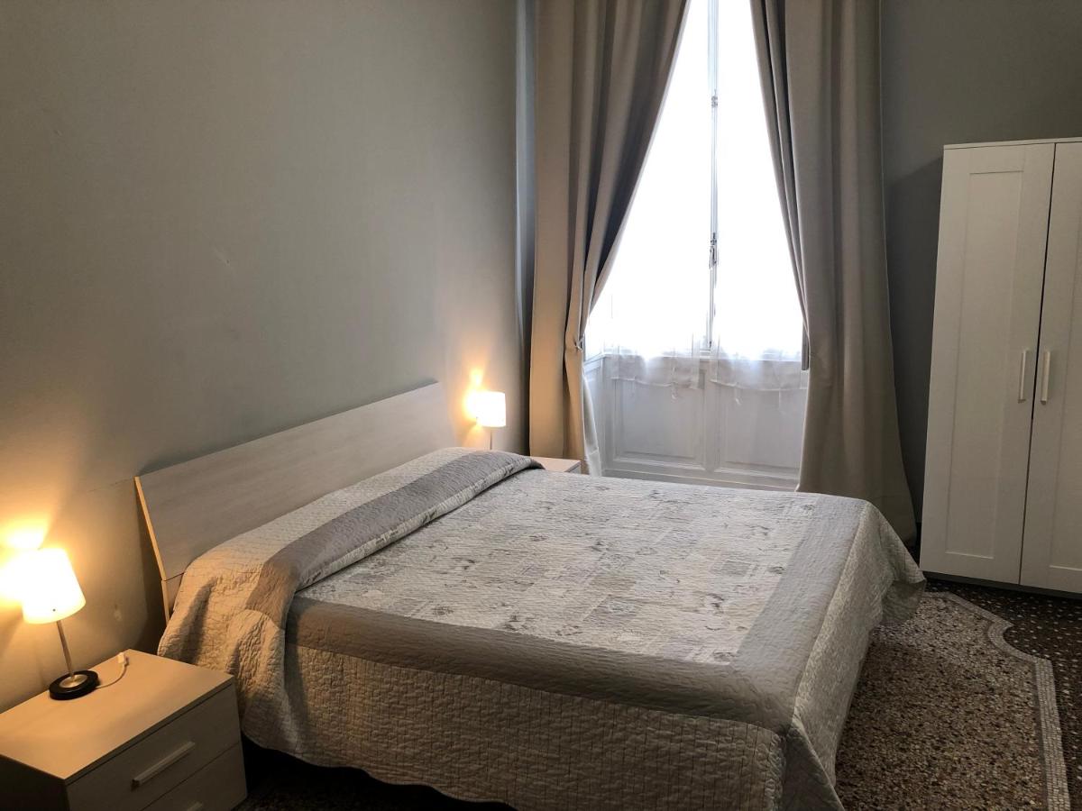Camera Matrimoniale/Doppia con Letti Singoli con Bagno in Comune