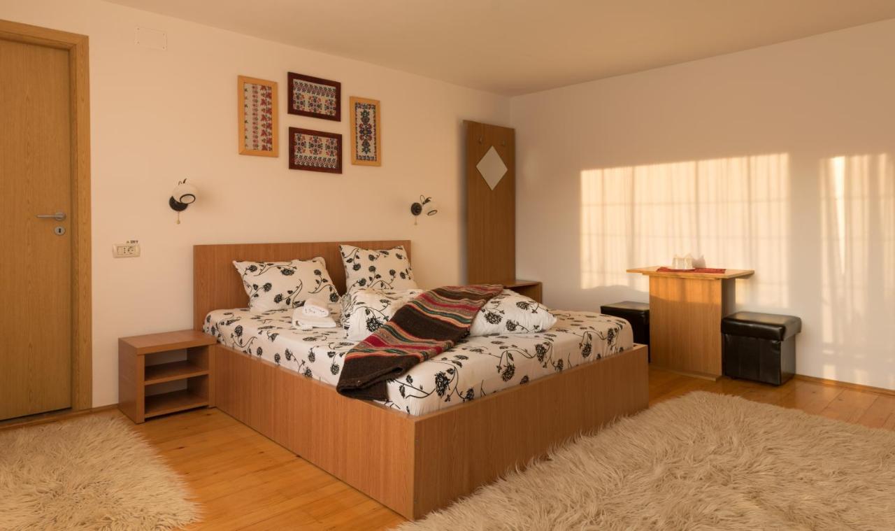 Habitación con cama extragrande y balcón