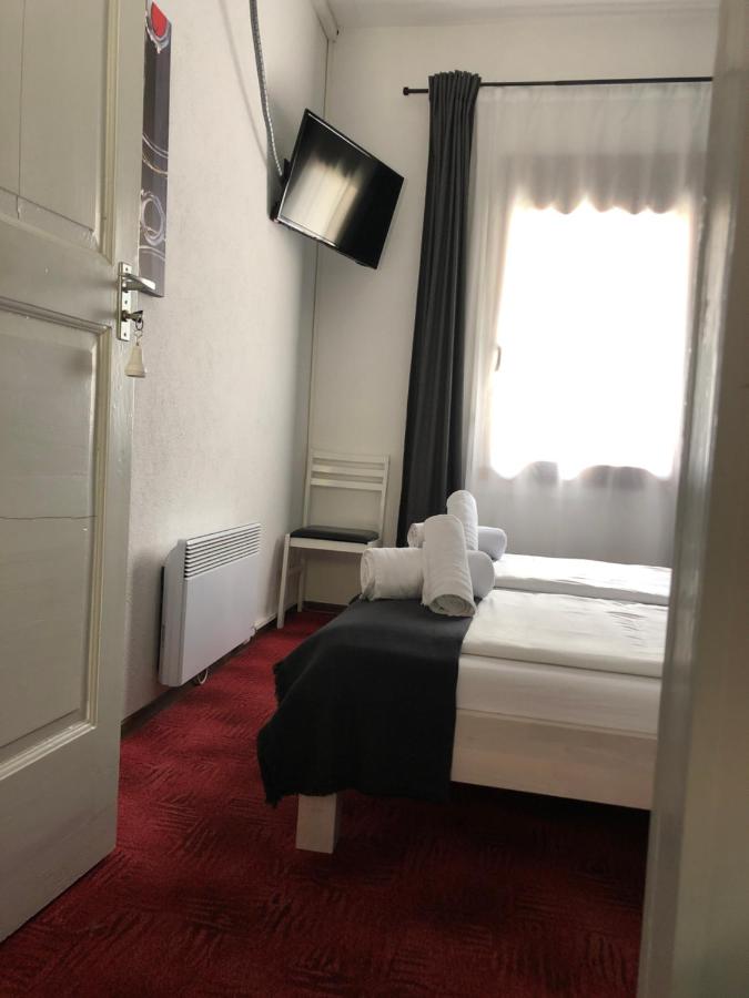 Zweibettzimmer mit eigenem Bad außerhalb des Zimmers