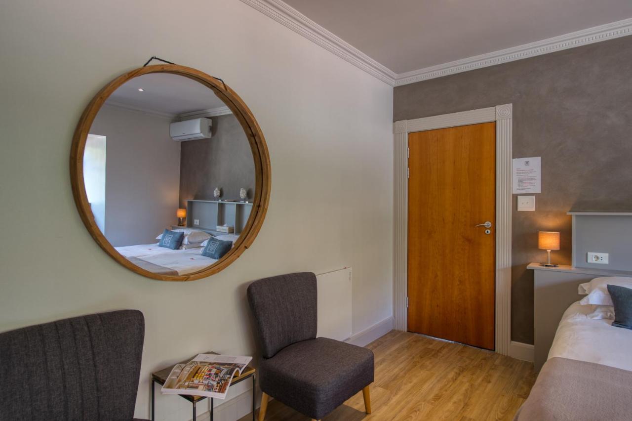 Luxe Tweepersoonskamer met 2 Aparte Bedden en Uitzicht op de Bergen