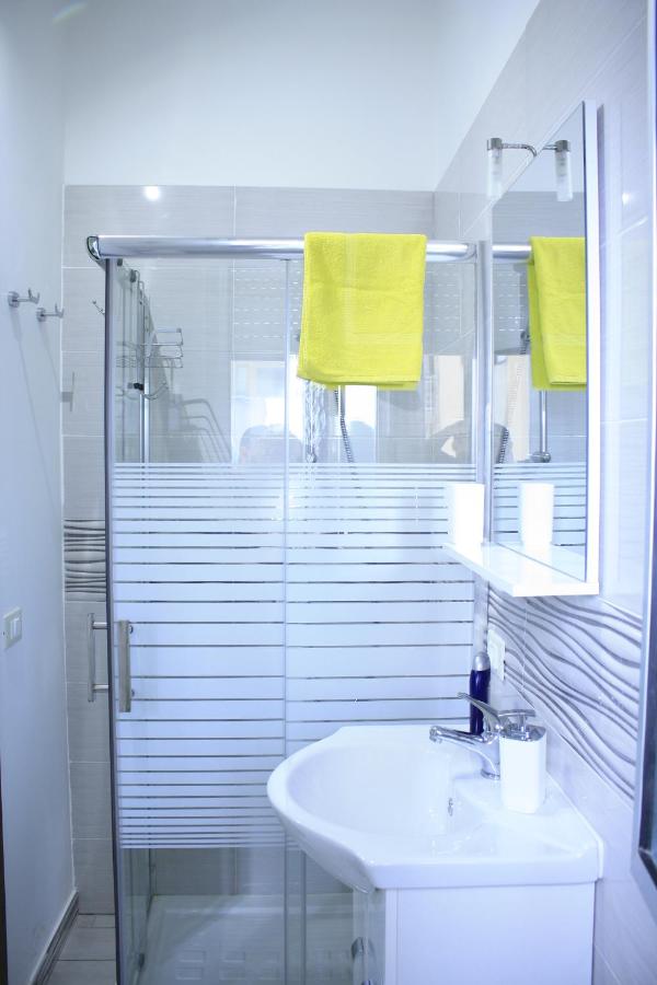 Doppel-/Zweibettzimmer mit Balkon