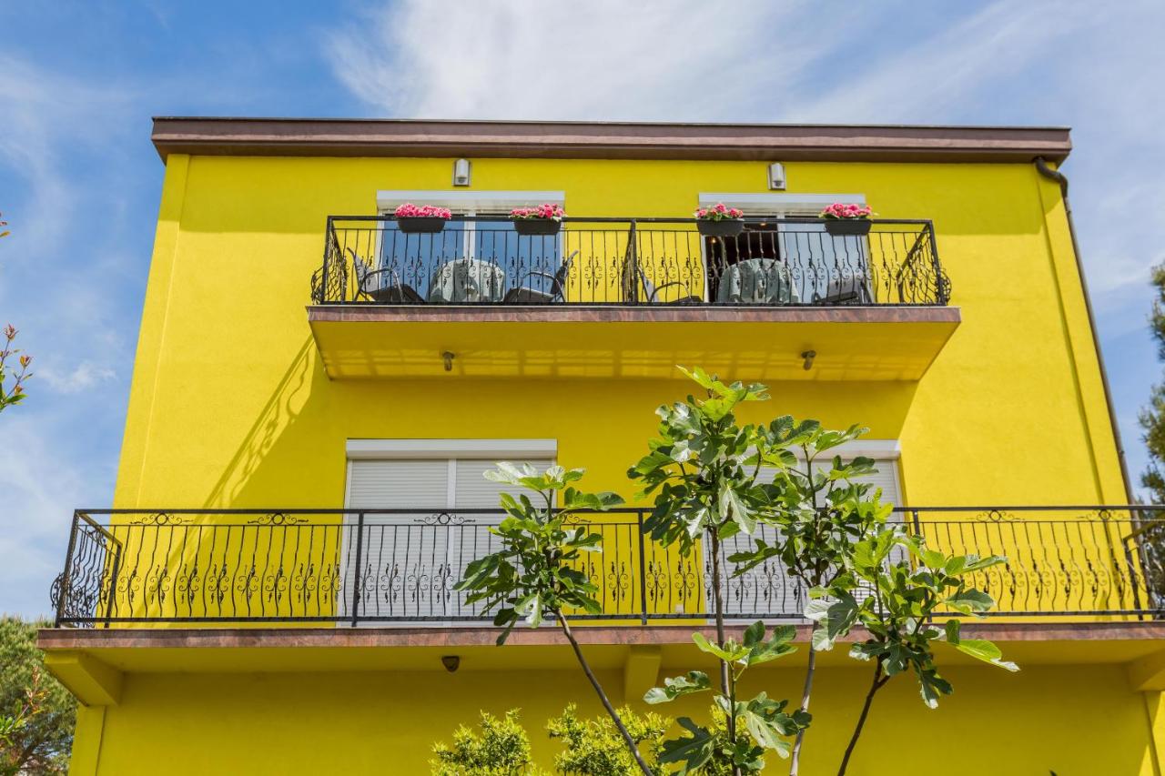 Apartment mit Balkon