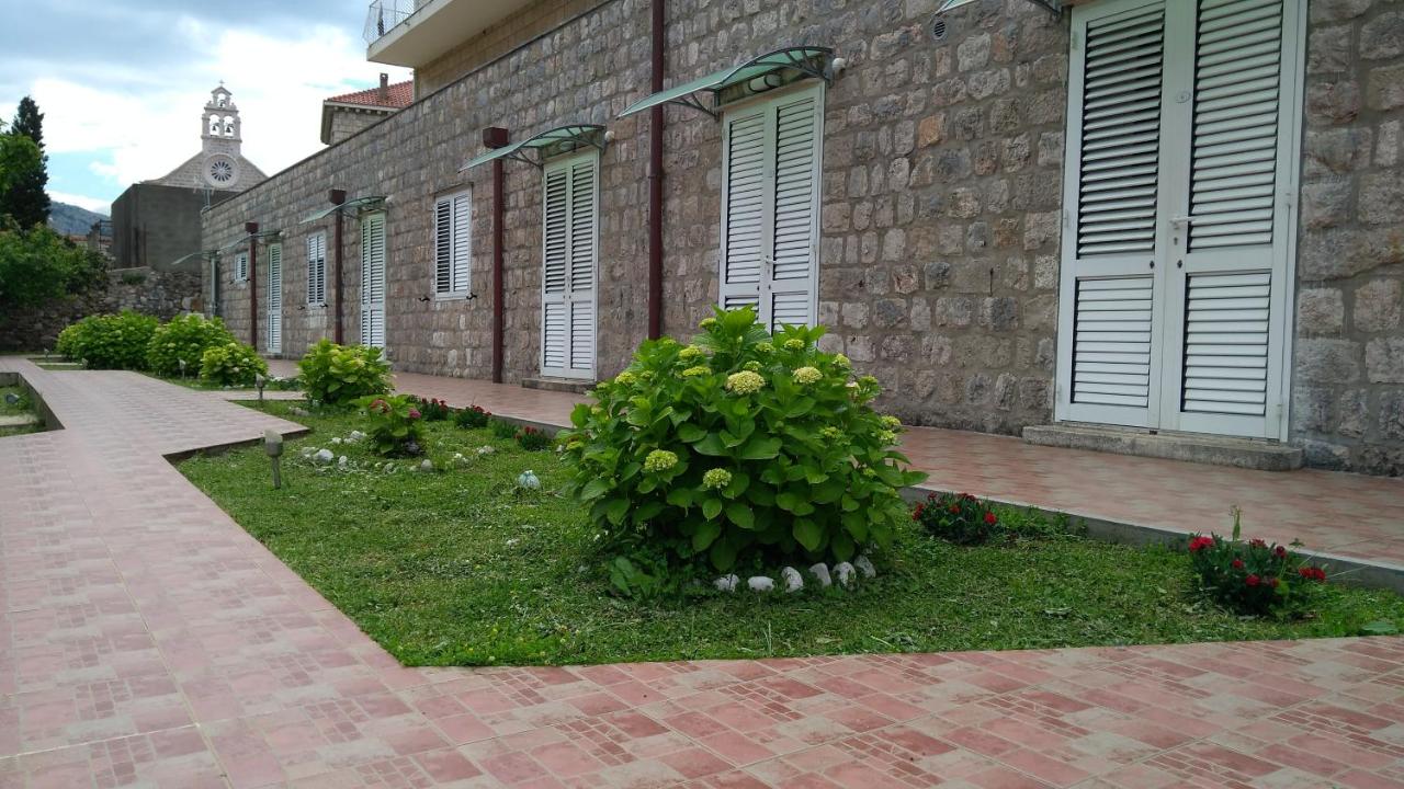 Guest House Eight Roses - B&B