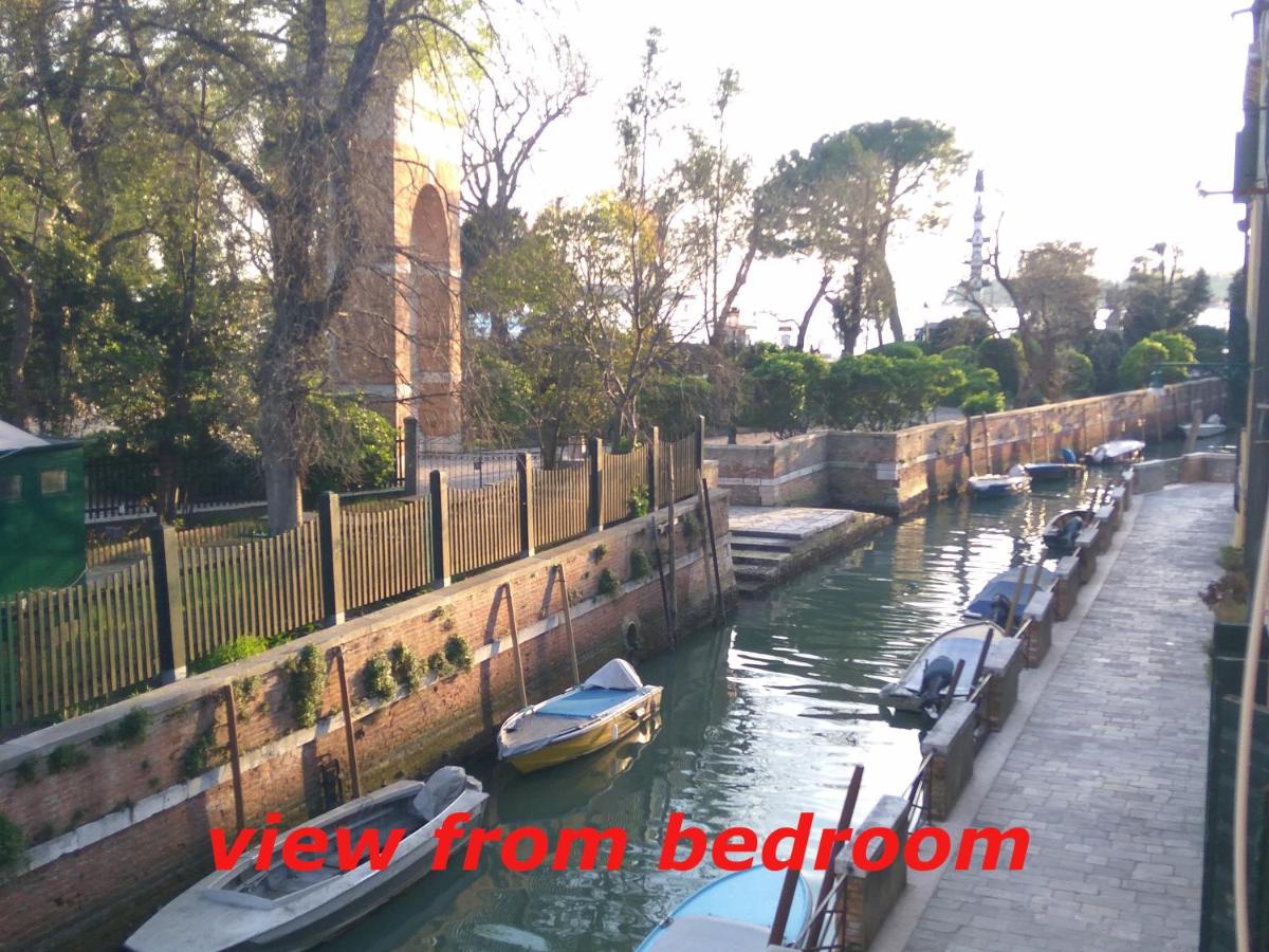 Susy Biennale Apartment - Canal View and Garden - B&B Venice