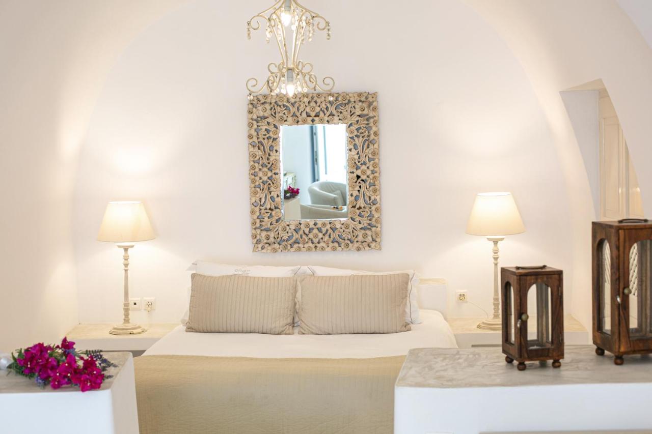 Dafne - Signature Cave Suite with Hot Tub and Caldera View