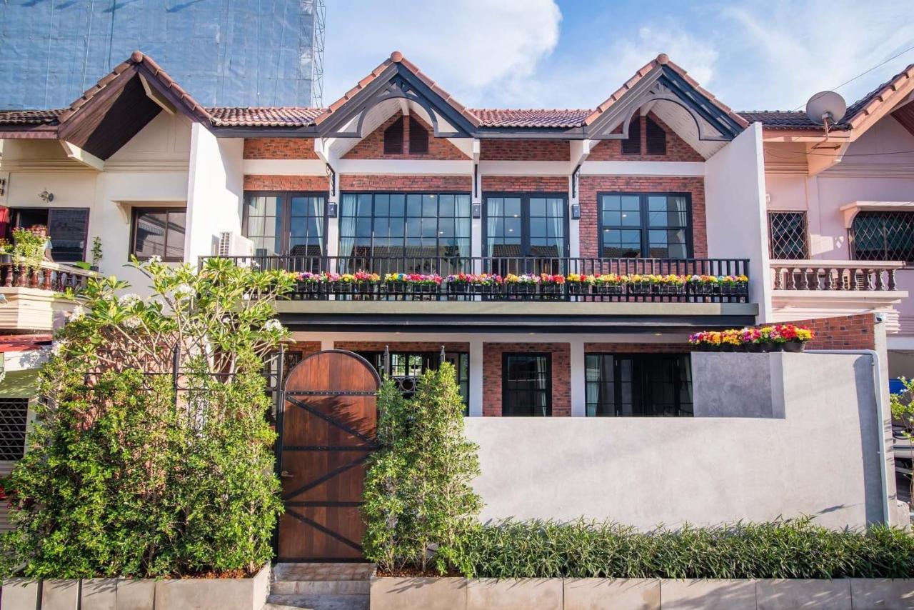 Seatown Huahin Poolvilla - Bed and Breakfast