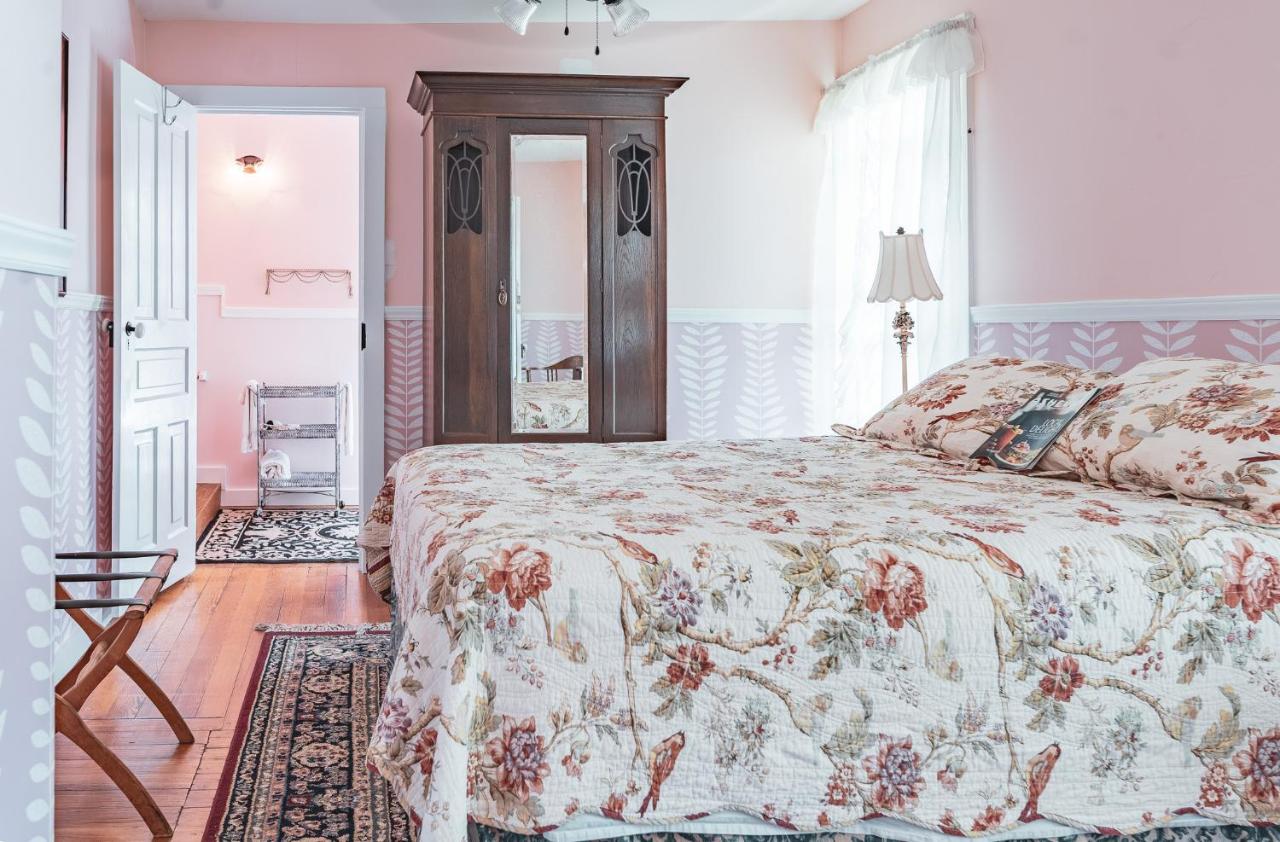 Queen Room - Non-Smoking