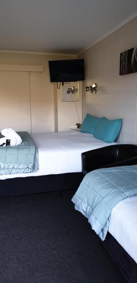 Studio mit Kingsize-Bett und Gartenblick.