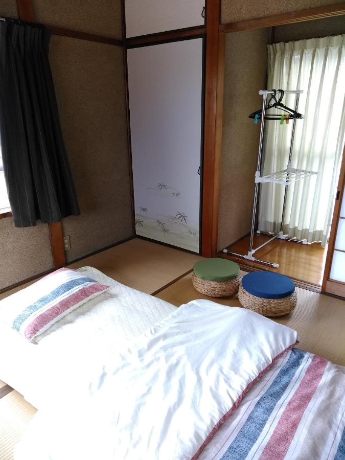 Habitación Triple Básica con baño compartido