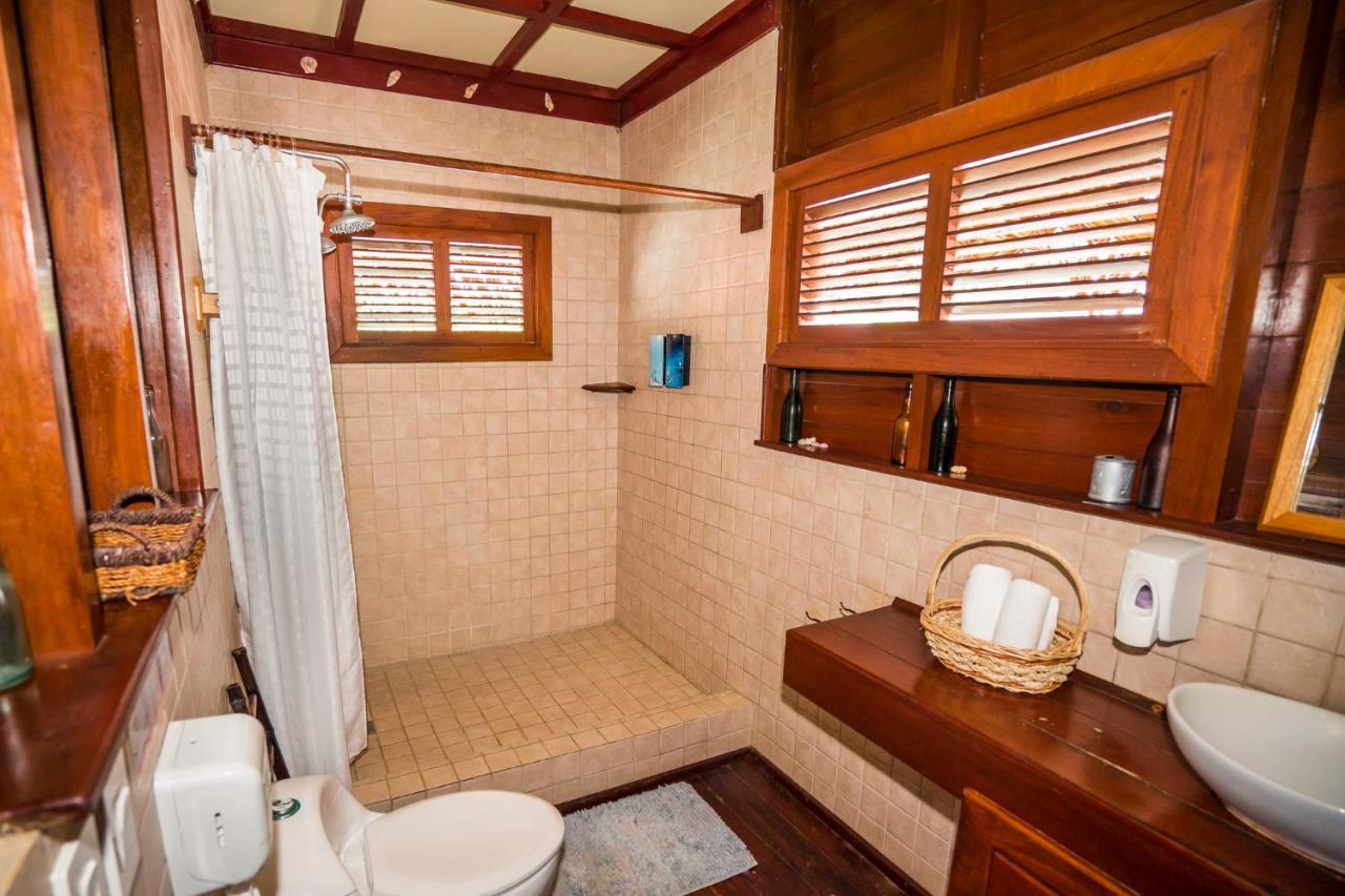 Bungalow Honeymoon Over The Water