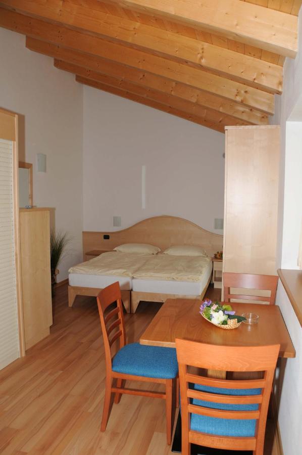 Doppel- oder Zweibettzimmer