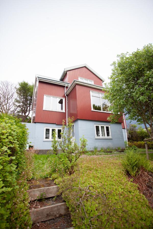 B&B Tórshavn - 3 storey, 5 bedroom, 3 bathroom house in the center of Tórshavn - Bed and Breakfast Tórshavn