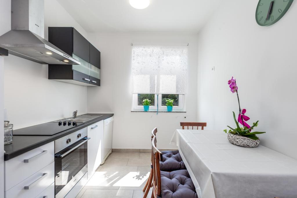 Apartment Roza, sea view, free parking - B&B Ičići