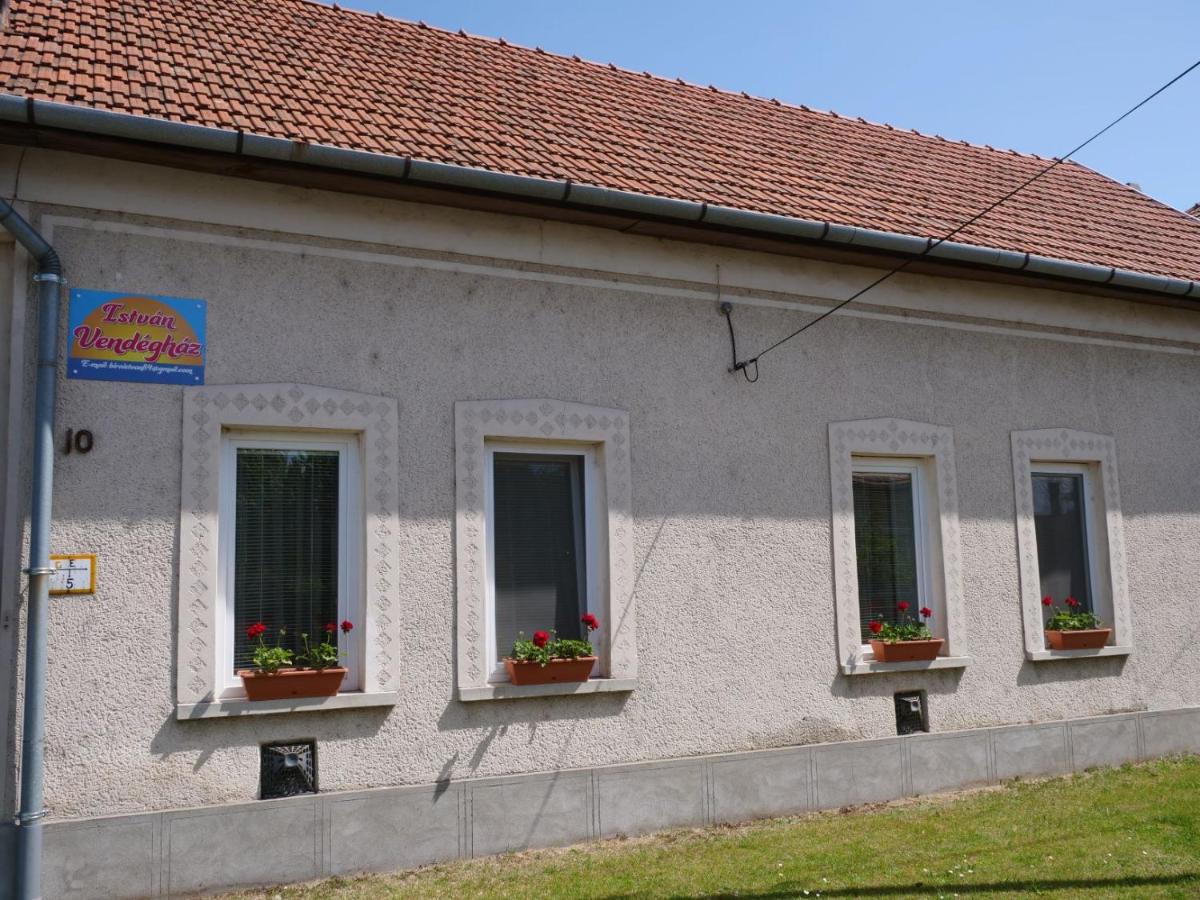 István Vendégház - B&B