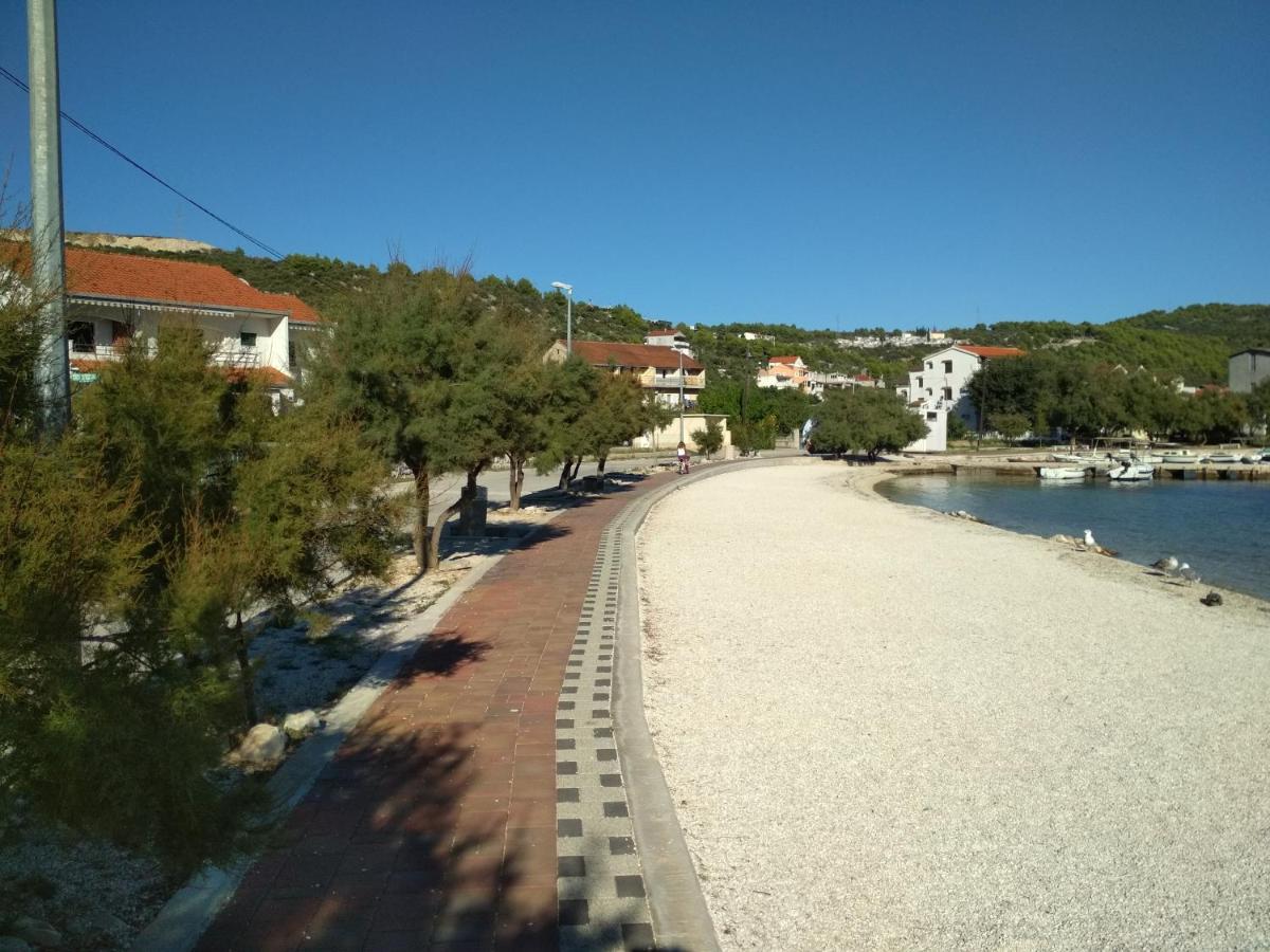 Apartmani Nede 50 m od mora, terasa, parking - Bed and Breakfast Marina
