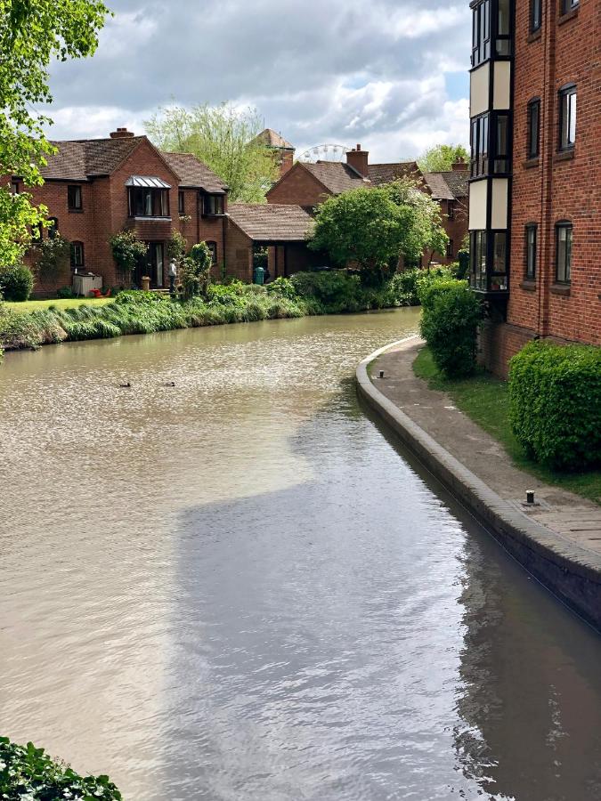 B&B Stratford-upon-Avon - AB - Top floor 2 bed modern town centre apartment with parking for one vehicle - Bed and Breakfast Stratford-upon-Avon