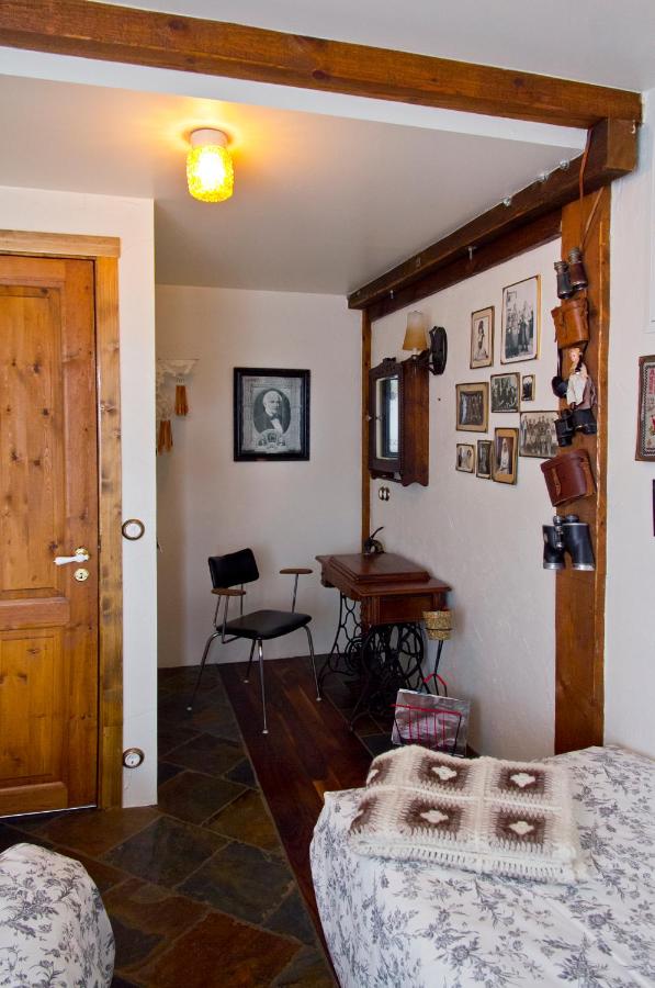 Camera Matrimoniale/Doppia con Letti Singoli con Bagno in Comune