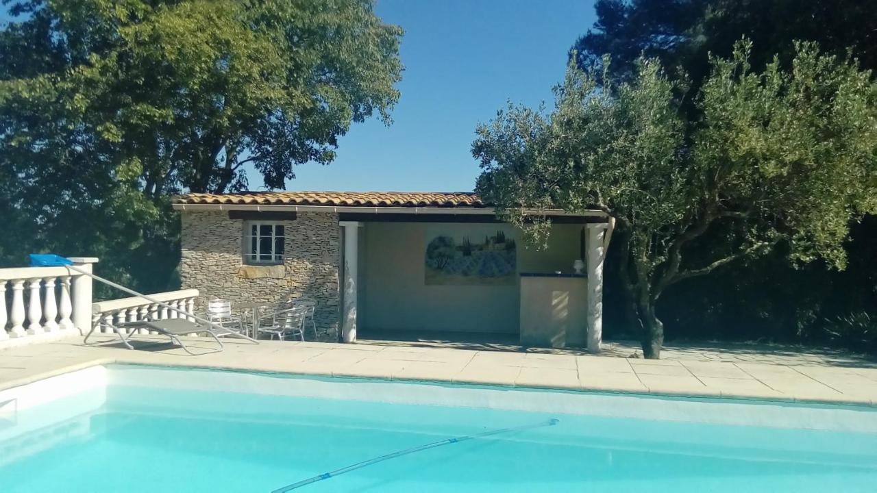 Le mazet en été en garrigue nimoise et parking - Chambres d’hôtes Nîmes