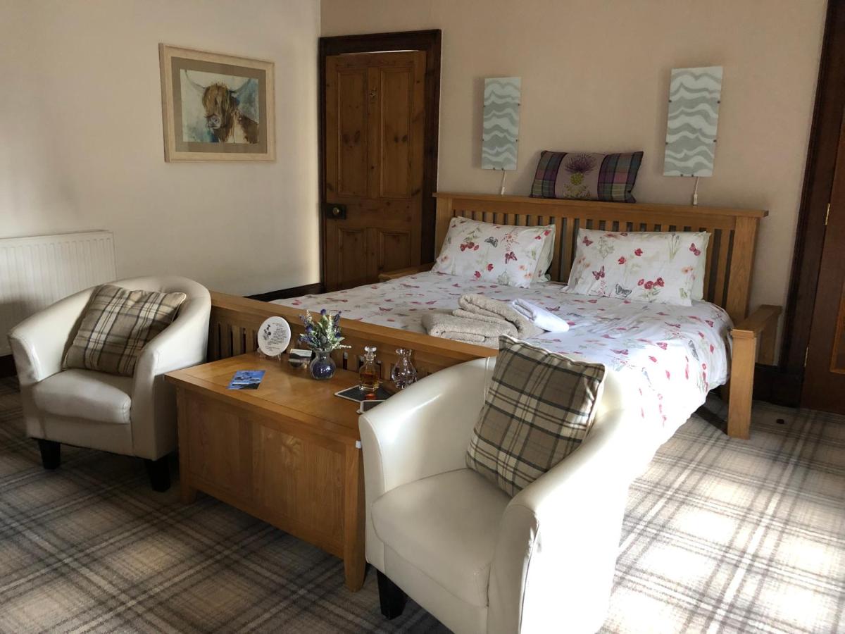 Habitación con cama extragrande y baño privado
