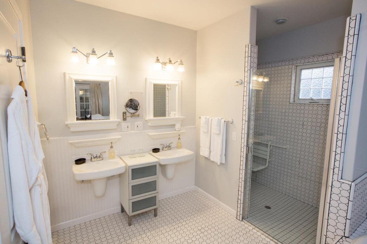 Habitación con cama extragrande y ducha a ras de suelo - Adaptada para personas con movilidad reducida