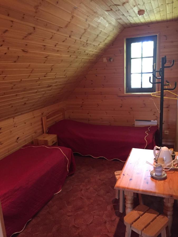 Tweepersoonskamer met 2 Aparte Bedden en Gedeelde Badkamer