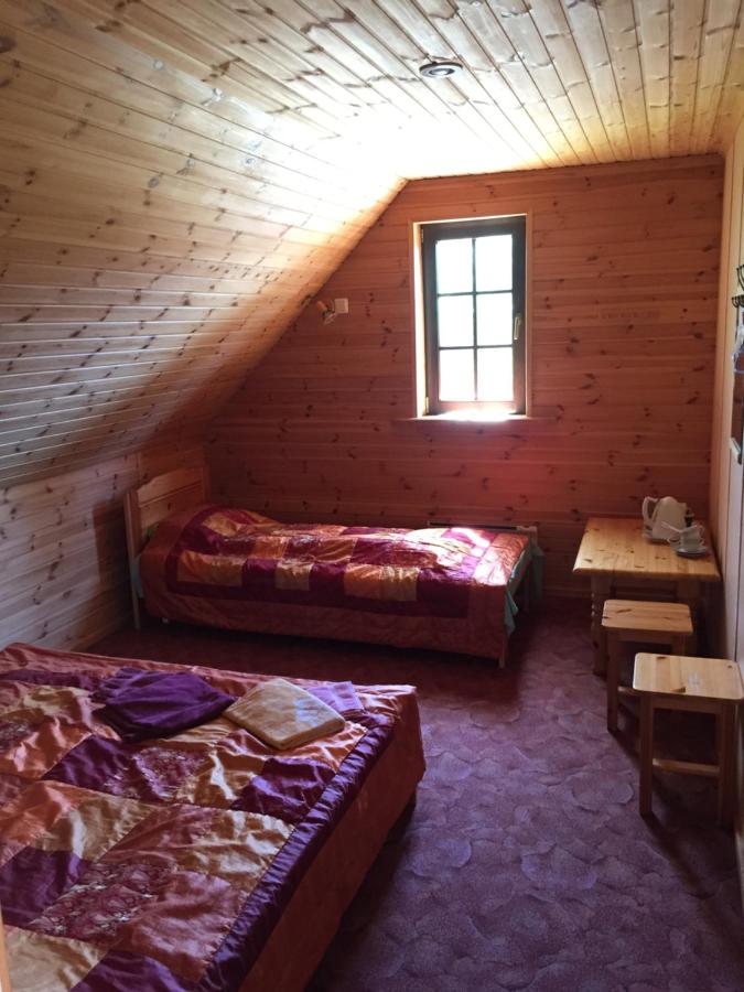 Deze driepersoonskamer heeft een gedeelde badkamer.