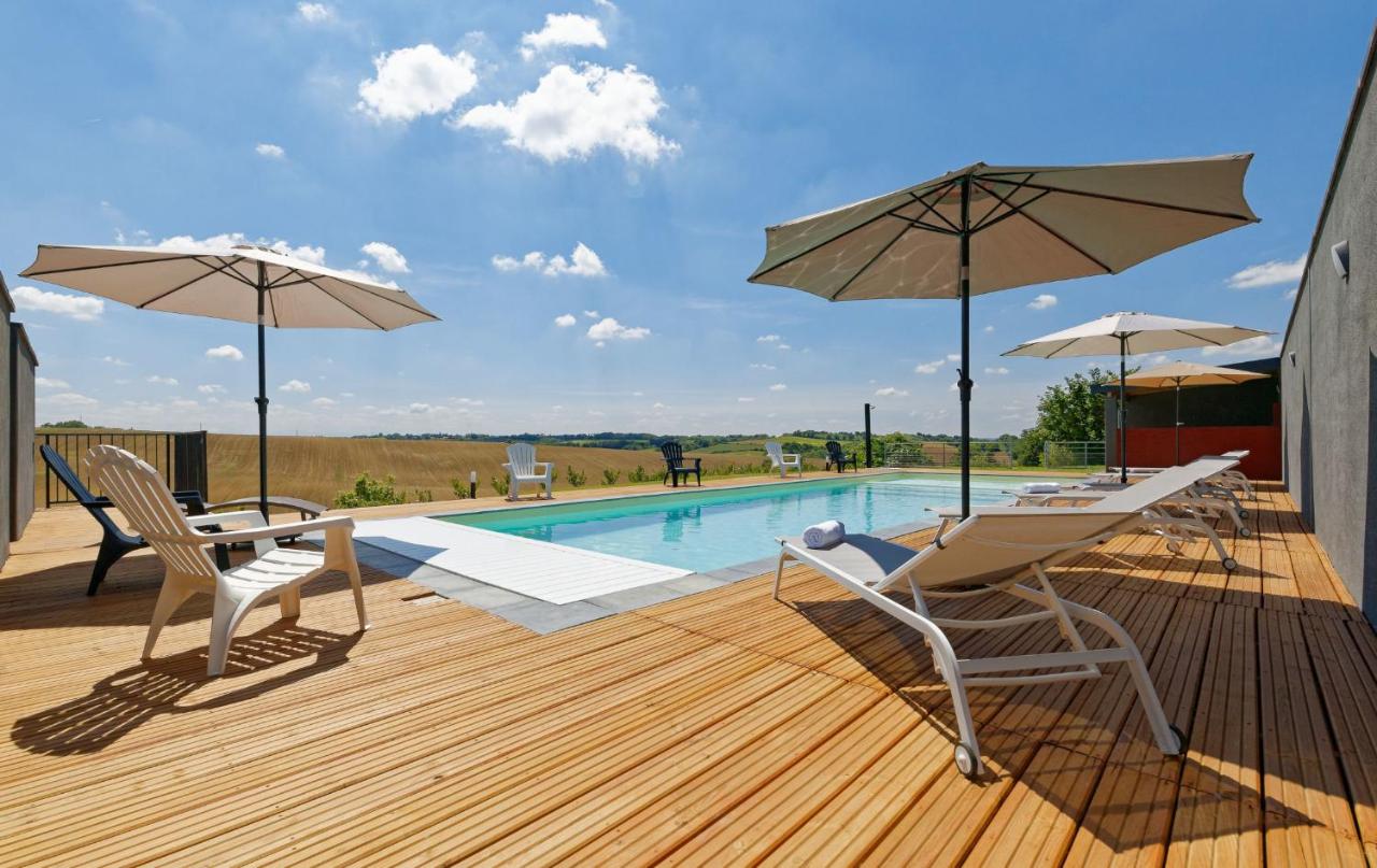 Chalet de charme climatisé, son Jacuzzi - SPA privatif et la piscine de la Maison Bleue du Gers - B&B Savignac-Mona