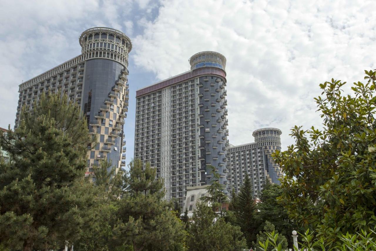 2-Bedroom Beachfront Apartment with Sea View & Balconies - B&B Batumi