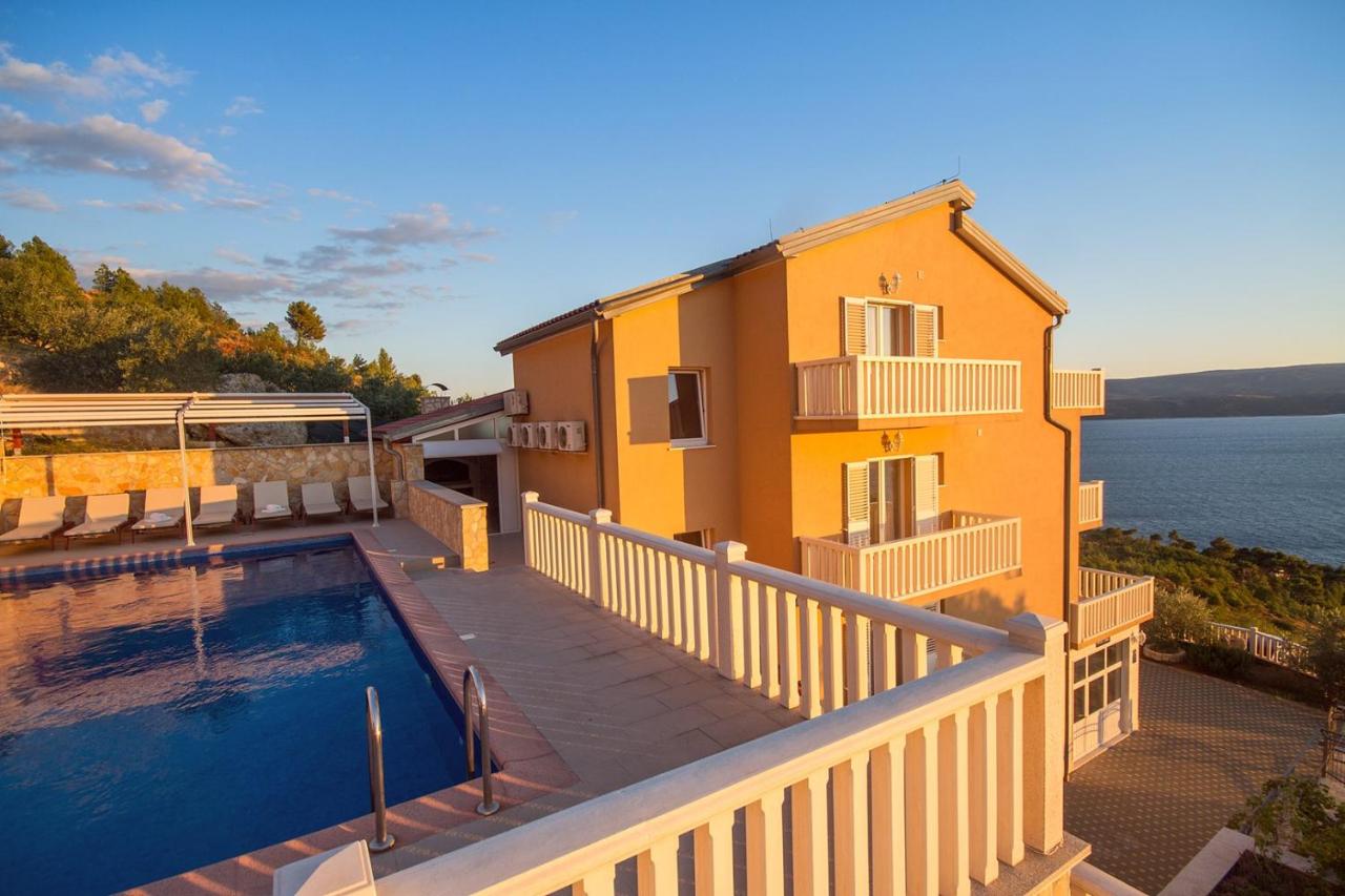 Villa Ana with private 50m2 pool, 7 bedrooms, 7 bathrooms, 18 persons max - Chambres d’hôtes Stanići