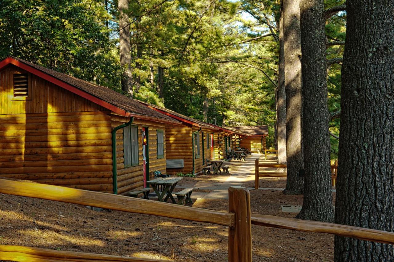 B&B Wisconsin Dells - Log Cabins at Meadowbrook Resort - Bed and Breakfast Wisconsin Dells