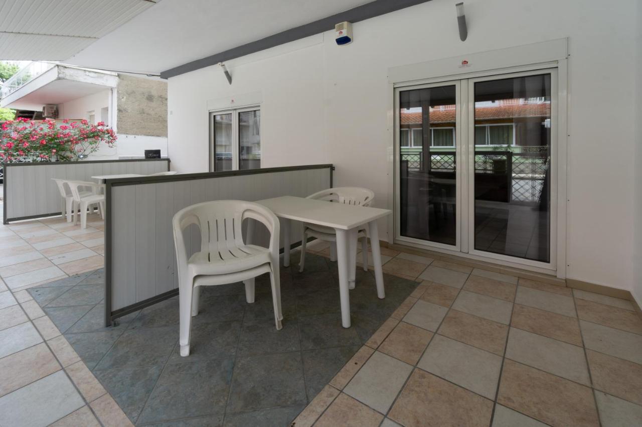 Studio Ground Floor with 1 Double and 2 Single Beds (4 Adults)