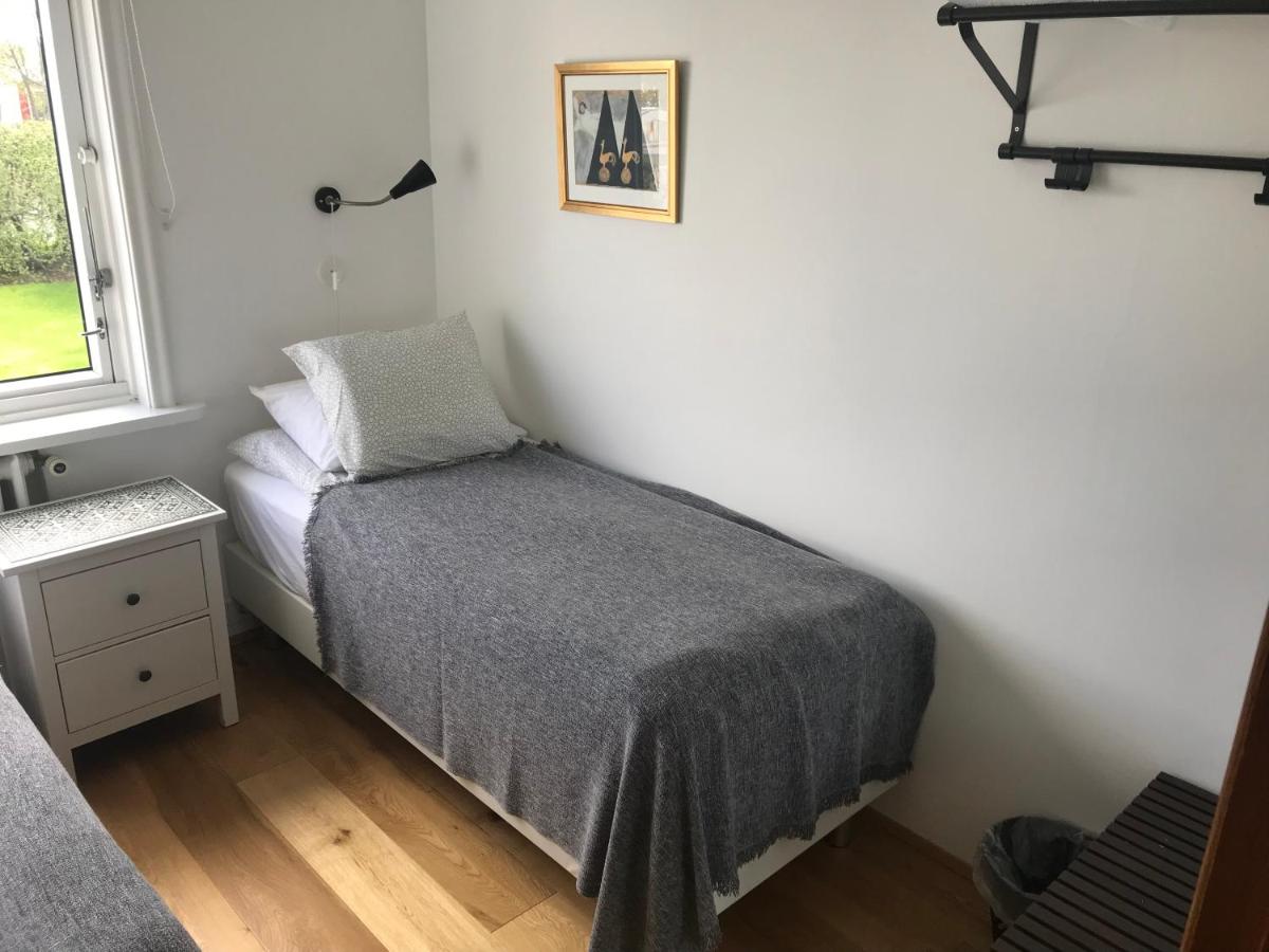 Standaard Tweepersoonskamer met 2 Aparte Bedden - Gedeelde Badkamer