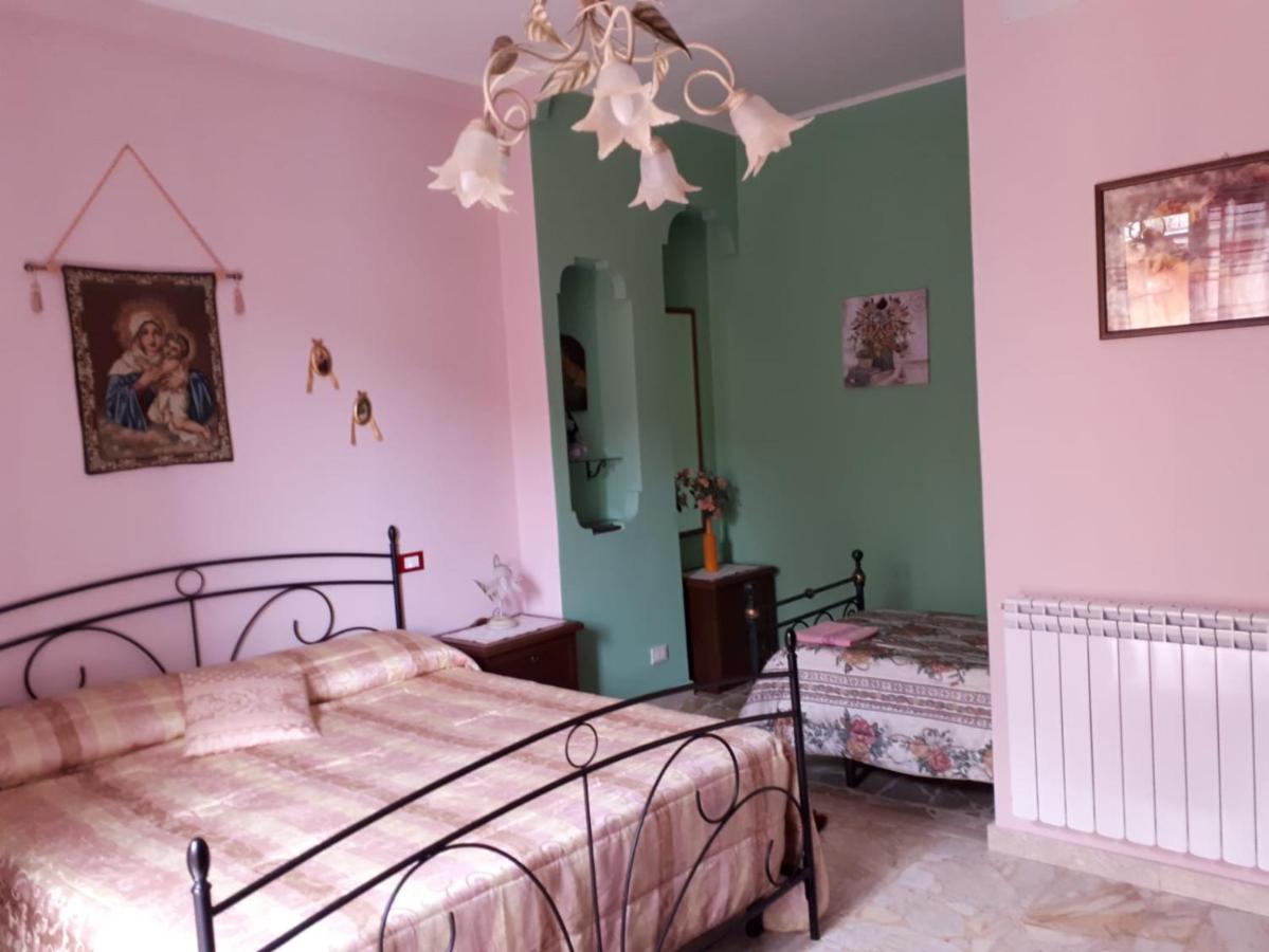 Deze driepersoonskamer heeft een gedeelde badkamer.