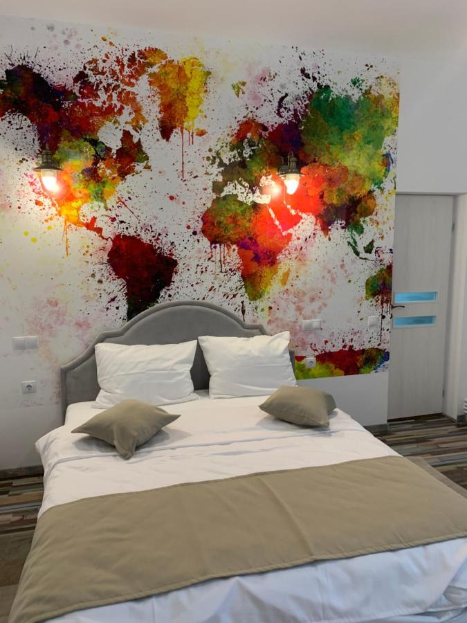 Zimmer mit Queensize-Bett und Gartenblick