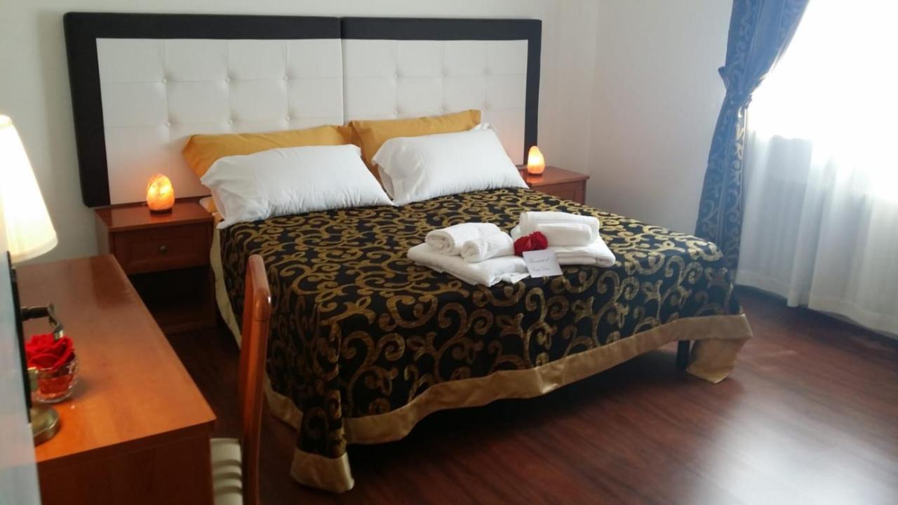 Camera Matrimoniale/Doppia con Letti Singoli con Bagno in Comune