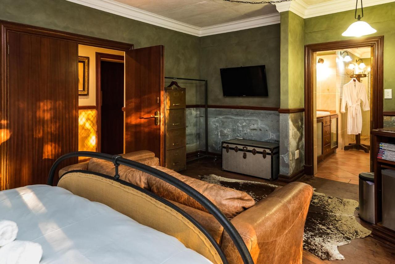 Habitación con cama extragrande y vistas al jardín