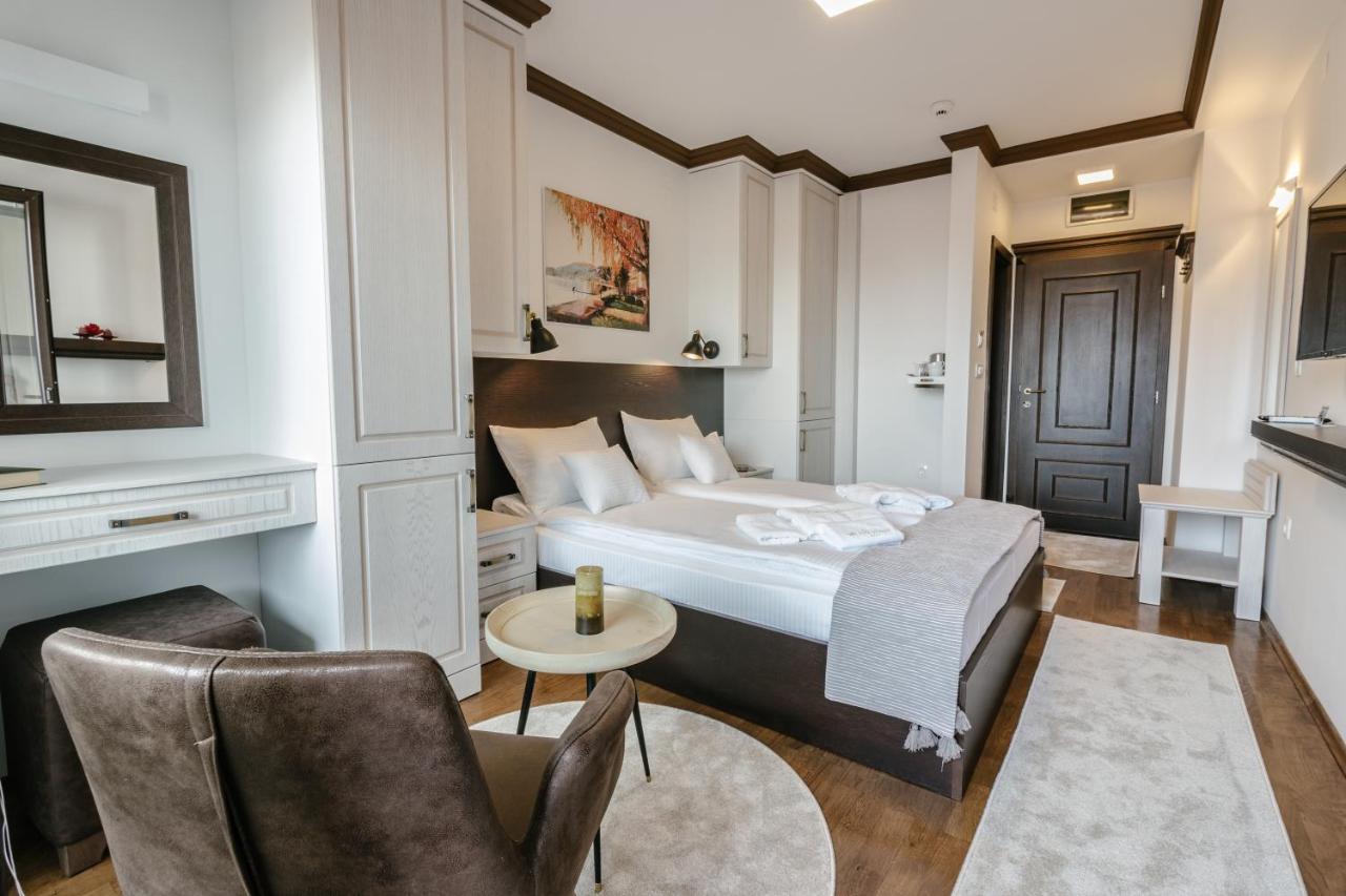 Standard Double Room with Lake View