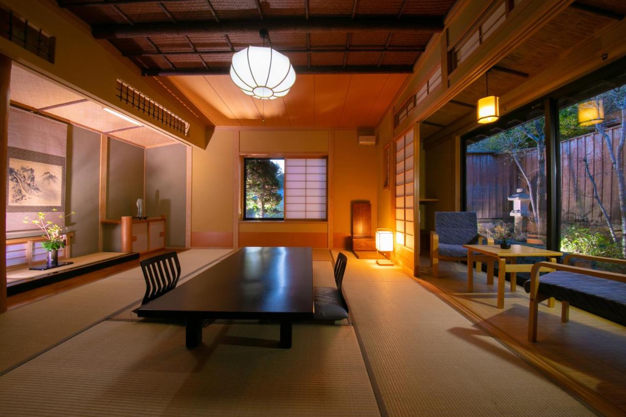 Casa de estilo japonés con baño al aire libre - Anexo