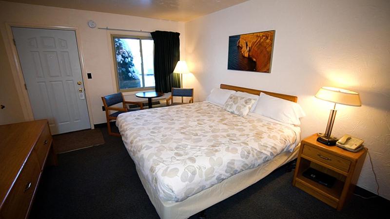 Habitación con cama grande