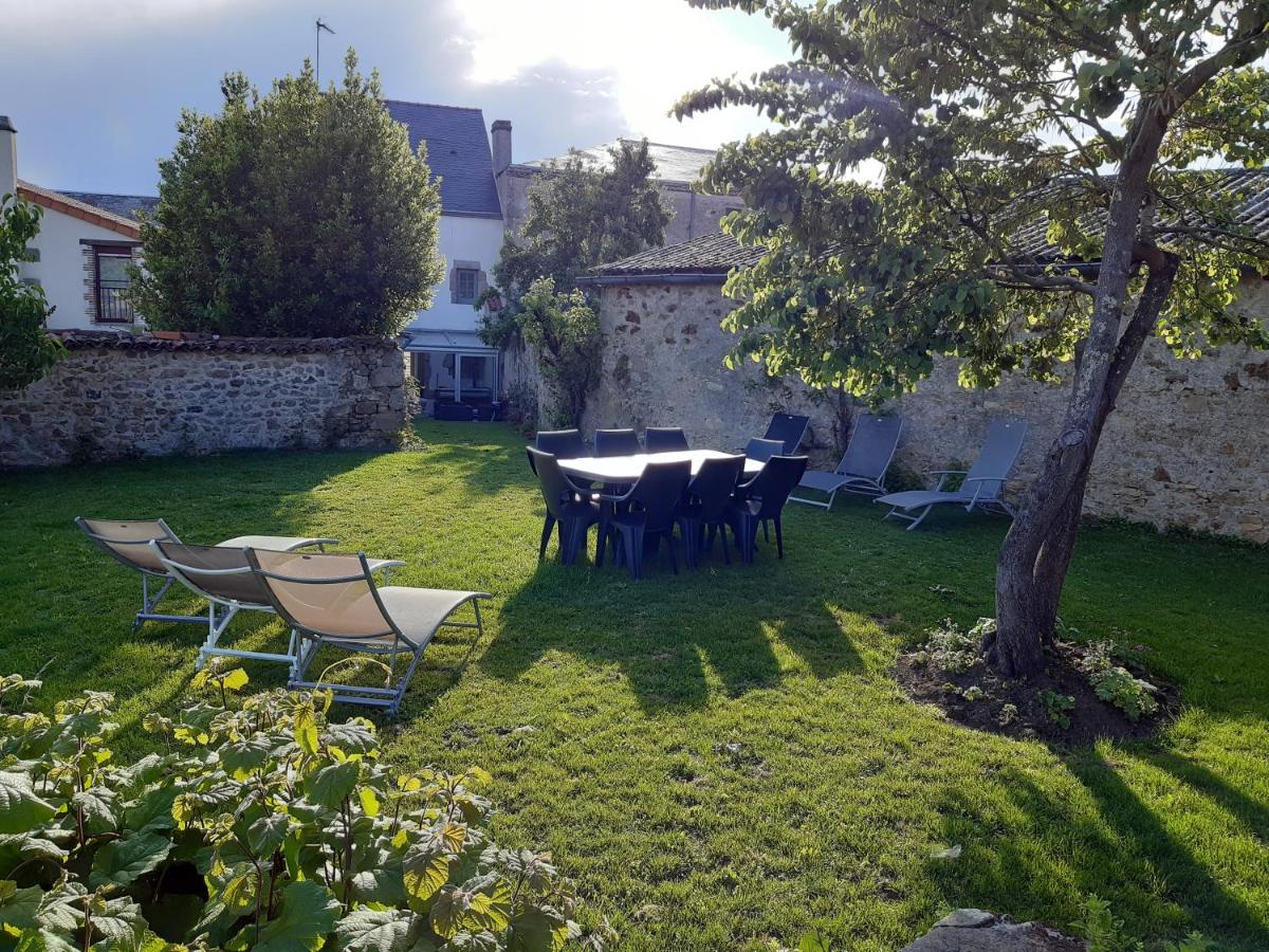 GITE IZALIN AVEC SPA A 20 min du Puy du Fou - B&B