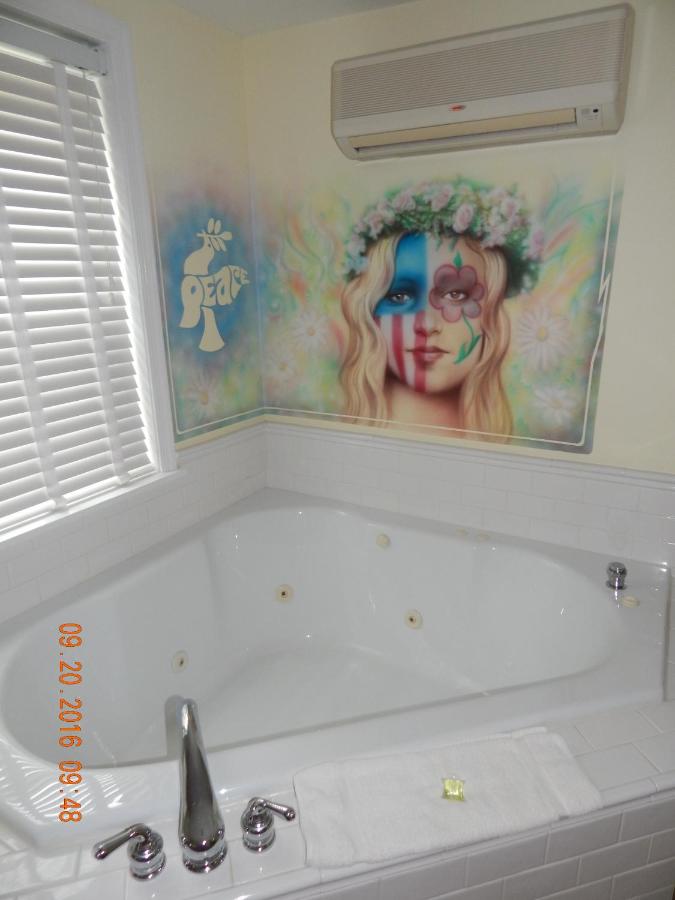 King Room with Roll-In Shower - Disability Access